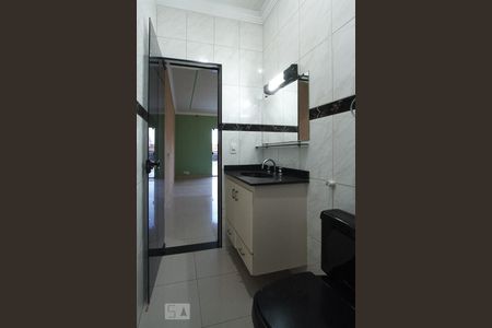 Casa à venda com 220m², 2 quartos e 4 vagas Casa à venda com 220m², 2 quartos e 4 vagasBanheiro da suíte 2