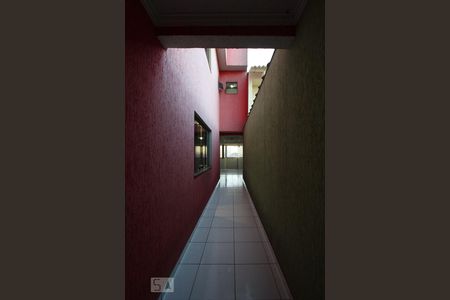 Casa à venda com 220m², 2 quartos e 4 vagas Casa à venda com 220m², 2 quartos e 4 vagasCorredor lateral