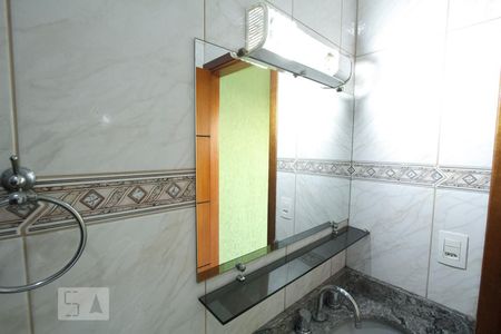 Casa à venda com 220m², 2 quartos e 4 vagas Casa à venda com 220m², 2 quartos e 4 vagasEspelho