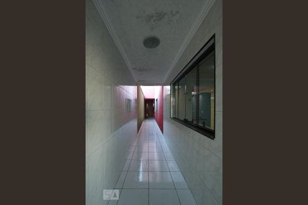 Casa à venda com 220m², 2 quartos e 4 vagas Casa à venda com 220m², 2 quartos e 4 vagasCorredor lateral