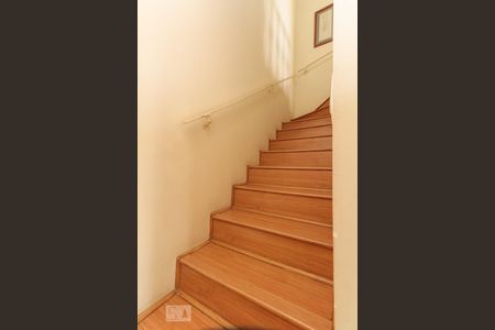 Apartamento à venda com 90m², 2 quartos e 2 vagas Apartamento à venda com 90m², 2 quartos e 2 vagasEscada