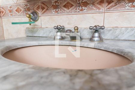 Casa à venda com 155m², 5 quartos e 2 vagas Casa à venda com 155m², 5 quartos e 2 vagasBanheiro Detalhe