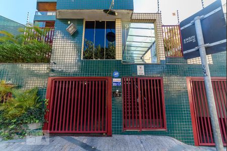 Apartamento à venda com 180m², 4 quartos e 4 vagas Apartamento à venda com 180m², 4 quartos e 4 vagasFachada e portaria