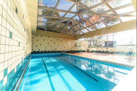 Apartamento à venda com 180m², 4 quartos e 4 vagas Apartamento à venda com 180m², 4 quartos e 4 vagasÁrea comum - Piscina