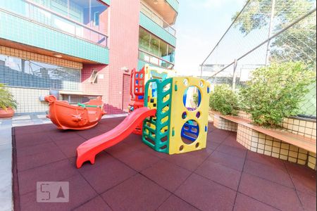 Apartamento à venda com 180m², 4 quartos e 4 vagas Apartamento à venda com 180m², 4 quartos e 4 vagasÁrea Comum - Playground