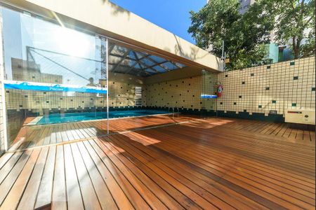 Apartamento à venda com 180m², 4 quartos e 4 vagas Apartamento à venda com 180m², 4 quartos e 4 vagasÁrea comum - Piscina