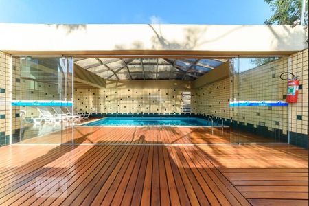 Apartamento à venda com 180m², 4 quartos e 4 vagas Apartamento à venda com 180m², 4 quartos e 4 vagasÁrea comum - Piscina