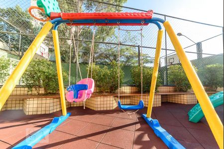 Apartamento à venda com 180m², 4 quartos e 4 vagas Apartamento à venda com 180m², 4 quartos e 4 vagasÁrea Comum - Playground