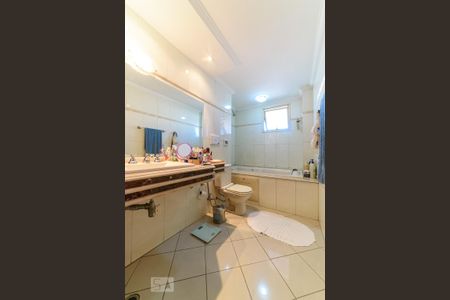 Apartamento à venda com 180m², 4 quartos e 4 vagas Apartamento à venda com 180m², 4 quartos e 4 vagasBanheiro da Suíte 3