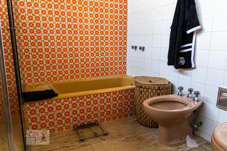 Casa à venda com 375m², 4 quartos e 4 vagasBanheiro Social