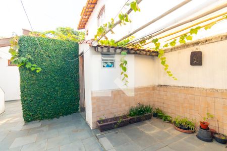 Casa à venda com 608m², 3 quartos e 6 vagas Casa à venda com 608m², 3 quartos e 6 vagasÁrea de serviço