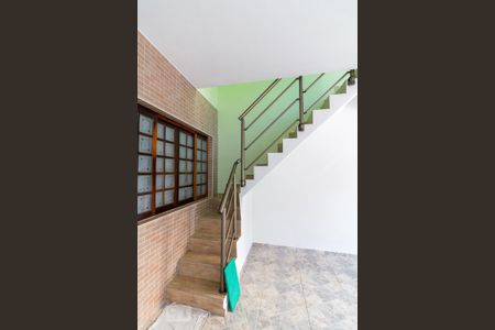 Casa à venda com 230m², 2 quartos e 1 vagaEscadas de entrada da casa