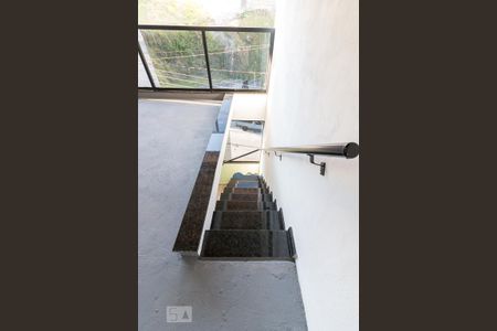 Casa à venda com 230m², 2 quartos e 1 vagaEscadas para o terraço