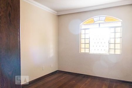 Casa à venda com 482m², 5 quartos e 4 vagas Casa à venda com 482m², 5 quartos e 4 vagasQuarto 1