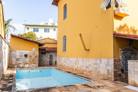 Casa à venda com 482m², 5 quartos e 4 vagas Casa à venda com 482m², 5 quartos e 4 vagasPiscina
