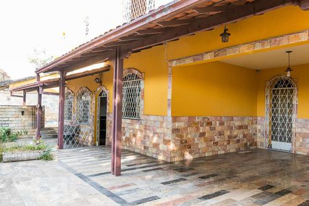 Casa à venda com 482m², 5 quartos e 4 vagas Casa à venda com 482m², 5 quartos e 4 vagasEntrada