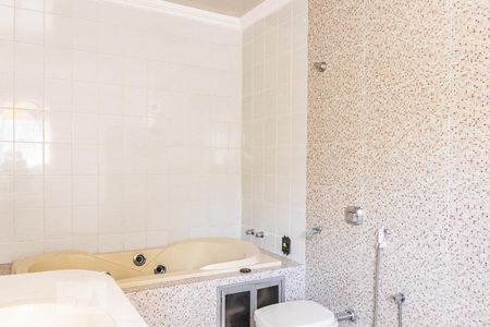 Casa à venda com 482m², 5 quartos e 4 vagas Casa à venda com 482m², 5 quartos e 4 vagasBanheiro da Suíte 2