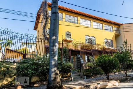 Casa à venda com 482m², 5 quartos e 4 vagas Casa à venda com 482m², 5 quartos e 4 vagasFachada