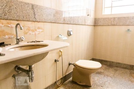 Casa à venda com 482m², 5 quartos e 4 vagas Casa à venda com 482m², 5 quartos e 4 vagasBanheiro 1