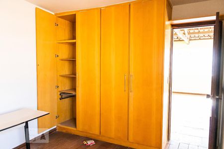 Casa à venda com 482m², 5 quartos e 4 vagas Casa à venda com 482m², 5 quartos e 4 vagasQuarto 5