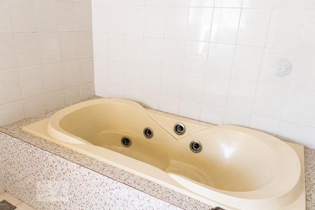 Casa à venda com 482m², 5 quartos e 4 vagas Casa à venda com 482m², 5 quartos e 4 vagasBanheiro da Suíte 2