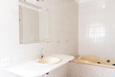 Casa à venda com 482m², 5 quartos e 4 vagas Casa à venda com 482m², 5 quartos e 4 vagasBanheiro da Suíte 2