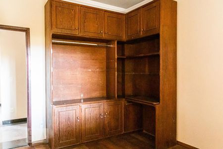 Casa à venda com 482m², 5 quartos e 4 vagas Casa à venda com 482m², 5 quartos e 4 vagasQuarto 1