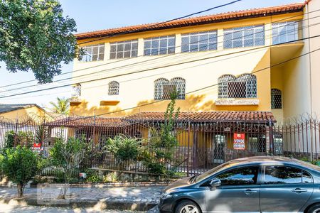 Casa à venda com 482m², 5 quartos e 4 vagas Casa à venda com 482m², 5 quartos e 4 vagasFachada