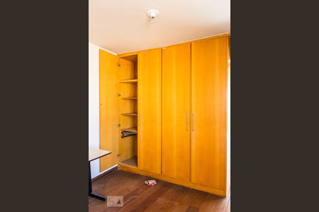 Casa à venda com 482m², 5 quartos e 4 vagas Casa à venda com 482m², 5 quartos e 4 vagasQuarto 5