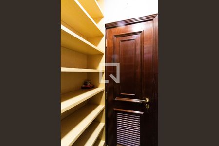 Apartamento para alugar com 336m², 4 quartos e 5 vagas Apartamento para alugar com 336m², 4 quartos e 5 vagasCloset