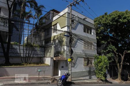 Apartamento à venda com 220m², 4 quartos e 1 vaga Apartamento à venda com 220m², 4 quartos e 1 vagaFachada