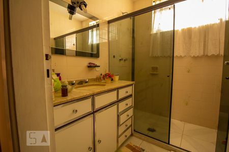 Casa à venda com 333m², 4 quartos e 5 vagasBanheiro 2