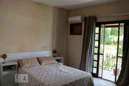 Casa de condomínio à venda com 230m², 3 quartos e 3 vagassuíte