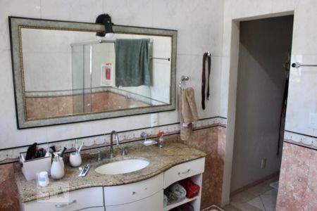 Casa de condomínio à venda com 230m², 3 quartos e 3 vagassuíte