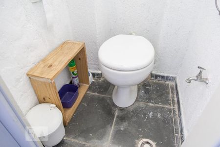 Apartamento à venda com 100m², 2 quartos e sem vaga Apartamento à venda com 100m², 2 quartos e sem vagaBanheiro de Serviço