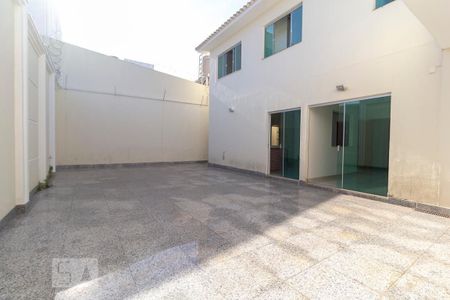 Casa para alugar com 470m², 4 quartos e 4 vagas Casa para alugar com 470m², 4 quartos e 4 vagasQuintal