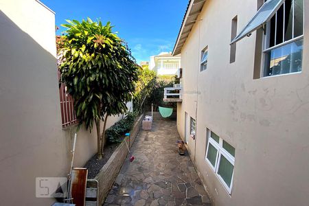 Casa à venda com 270m², 3 quartos e 3 vagas Casa à venda com 270m², 3 quartos e 3 vagasCorredor lateral