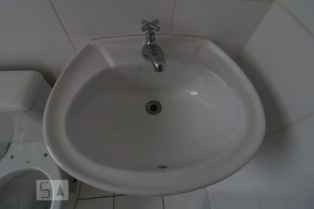 Casa de condomínio à venda com 105m², 3 quartos e 2 vagasBanheiro da Suíte 1 - pia