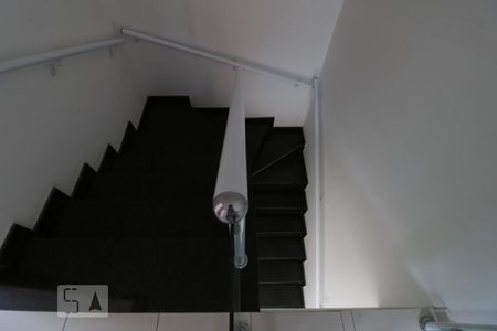 Casa de condomínio à venda com 105m², 3 quartos e 2 vagasEscada de acesso ao quartos