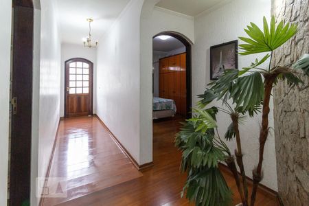 Casa à venda com 351m², 5 quartos e 4 vagas Casa à venda com 351m², 5 quartos e 4 vagasCorredor