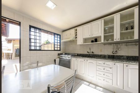 Casa à venda com 500m², 4 quartos e 4 vagas Casa à venda com 500m², 4 quartos e 4 vagasCozinha