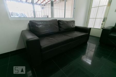 Sala - Sofá de casa para alugar com 5 quartos, 350m² em Vila Santa Virginia, São Paulo