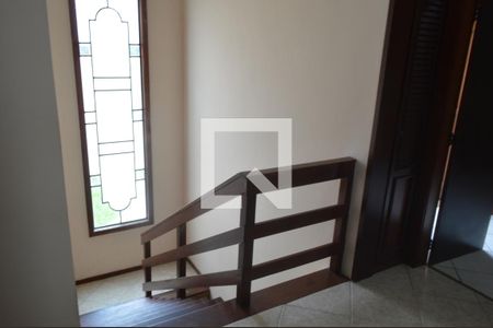 Casa de condomínio à venda com 364m², 3 quartos e 2 vagas Casa de condomínio à venda com 364m², 3 quartos e 2 vagasEscada