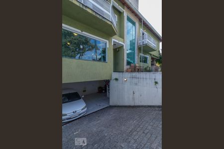 Casa à venda com 220m², 3 quartos e 3 vagas Casa à venda com 220m², 3 quartos e 3 vagasFachada