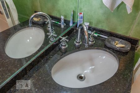 Casa à venda com 220m², 3 quartos e 3 vagas Casa à venda com 220m², 3 quartos e 3 vagasBanheiro da Suíte 1