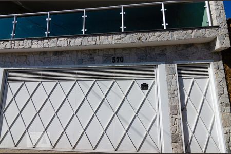 Casa à venda com 210m², 3 quartos e 2 vagas Casa à venda com 210m², 3 quartos e 2 vagasFachada