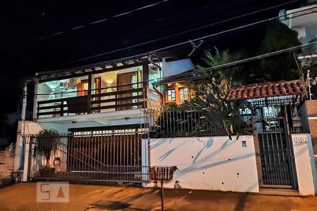 Casa à venda com 180m², 3 quartos e 2 vagas Casa à venda com 180m², 3 quartos e 2 vagasFachada