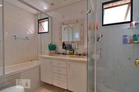 Apartamento para alugar com 197m², 4 quartos e 3 vagasBanheiro da Suíte 1