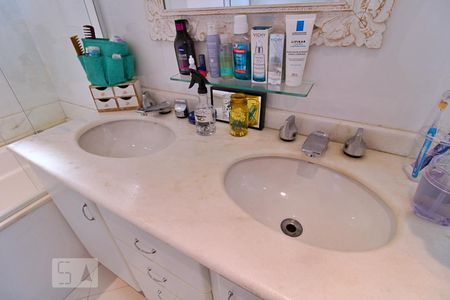 Apartamento para alugar com 197m², 4 quartos e 3 vagasBanheiro da Suíte 1