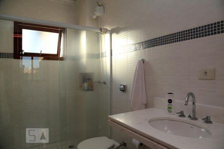 Casa à venda com 385m², 4 quartos e 6 vagasBanheiro da Suíte 2